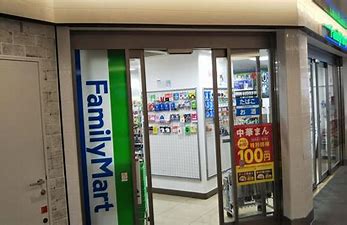 コンビニ　ファミリーマート エキア西新井店（コンビニ）まで979m