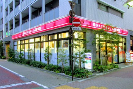 コンビニ　ナチュラルローソン港芝浦三丁目店（コンビニ）まで68m