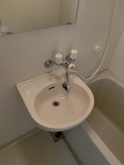 洗面設備　身だしなみチェックに欠かせない鏡付洗面台。