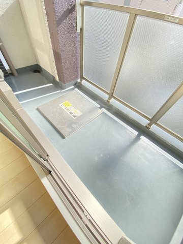 バルコニー　暖かな日差しのふりそそぐバルコニー