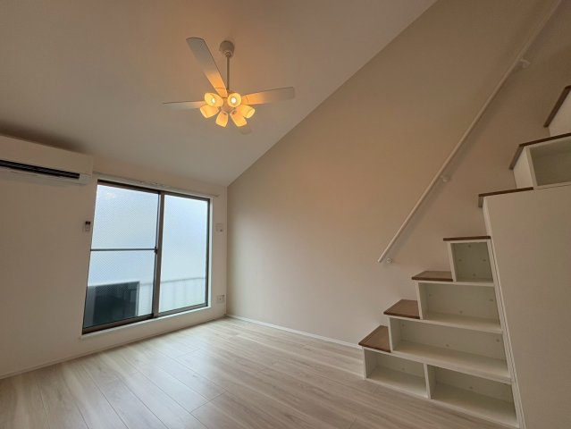 居室・リビング　吹き抜けがあり、開放感のあるお部屋です