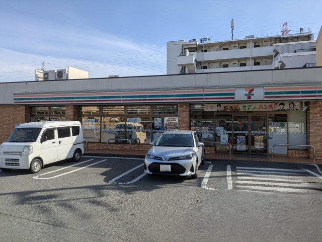 コンビニ　セブンイレブン　横浜高田東３丁目店（コンビニ）まで300m