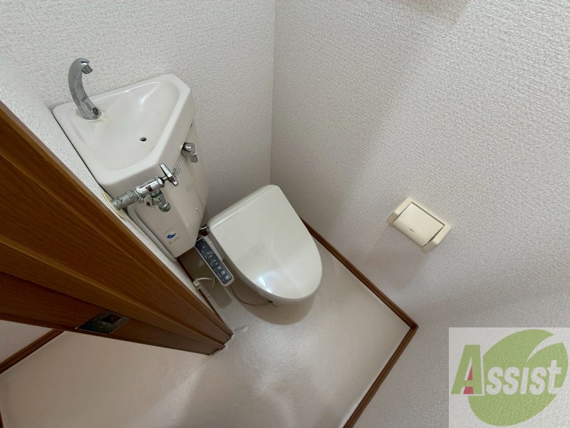 トイレ　こちらはトイレです。清潔感があり、安心して使用できます。