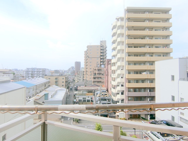 眺望　駅近1分ですので大通り沿いの立地ですが、居室バルコニーは大通