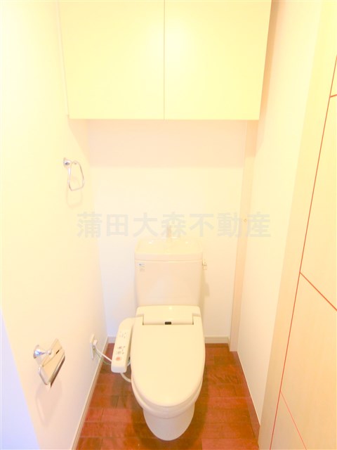 トイレ　吊戸棚収納と温水洗浄便座付きのトイレ