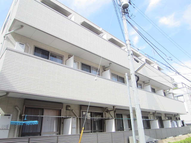 建物外観　三階建のマンションです♪