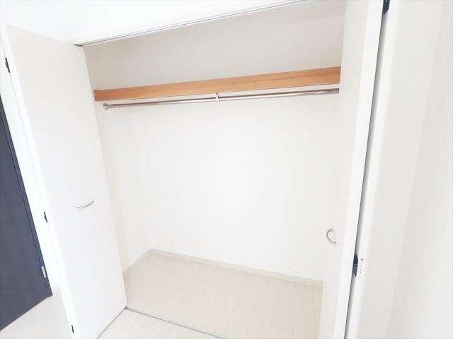 収納　洋室にはクローゼットタイプの大きな収納があります
