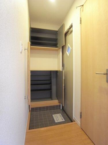 玄関　【玄関ホール】便利な人感センサー付玄関灯♪防犯対策につながる