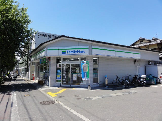 コンビニ　ファミリーマート 北野白梅町店（コンビニ）まで581m