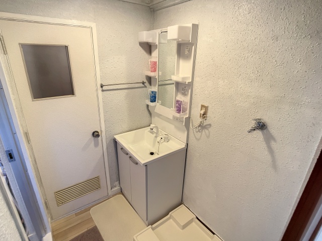 洗面設備　掲載写真は空室の別部屋を掲載しております。実際のお部屋と仕様