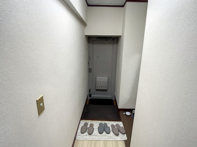 玄関　掲載写真は空室の別部屋を掲載しております。実際のお部屋と仕様