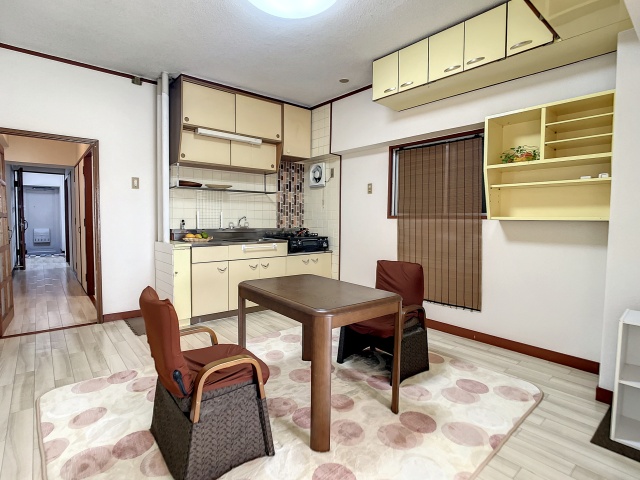 居室・リビング　掲載写真は空室の別部屋を掲載しております。実際のお部屋と仕様