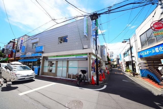 コンビニ　ファミリーマート妙蓮寺駅前店（コンビニ）まで677m