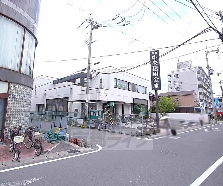 銀行　京都中央信用金庫 富野荘支店（銀行）まで425m