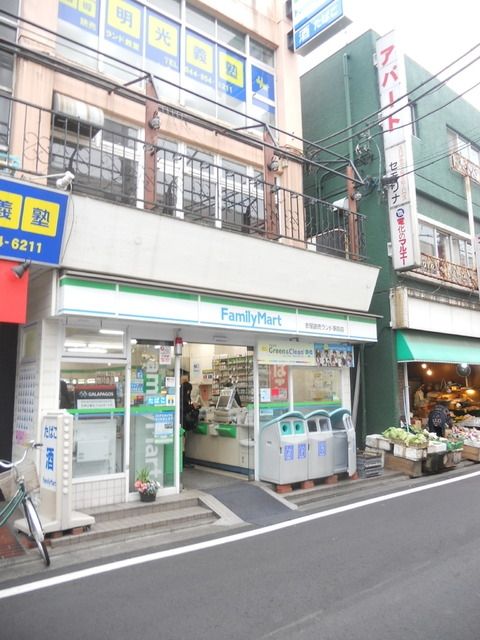 コンビニ　ファミリーマート（コンビニ）まで880m