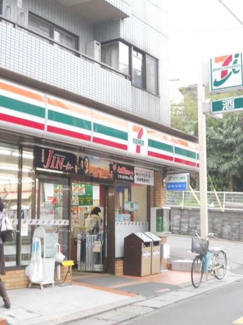 コンビニ　セブンイレブン（コンビニ）まで880m