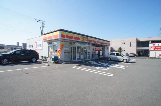 コンビニ　デイリーヤマザキ 古賀駅東1丁目店（コンビニ）まで389m