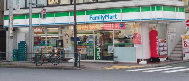 コンビニ　ファミリーマート　目白駅前店（コンビニ）まで208m