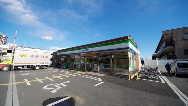 コンビニ　ファミリーマート朝霞東弁財店（コンビニ）まで975m