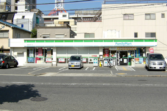 コンビニ　ファミリーマート（コンビニ）まで777m