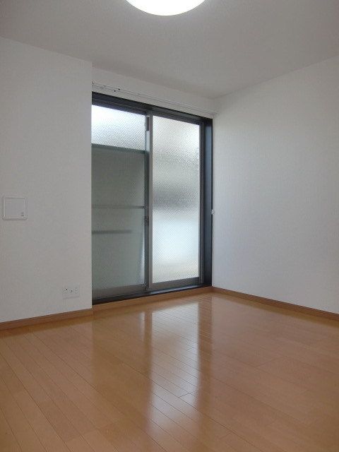 居室・リビング　明るいフローリングの綺麗なお部屋です。