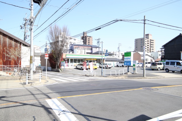 コンビニ　ファミリーマート 芳野一丁目店（コンビニ）まで300m