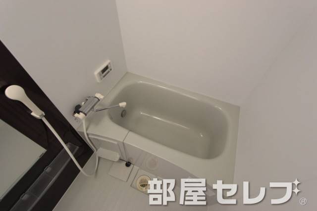 バス・シャワールーム　ゆったりサイズのバスルームでゆっくりくつろげます．