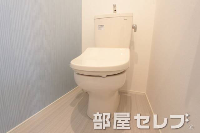 トイレ　ウォシュレット付きの広めのトイレです。