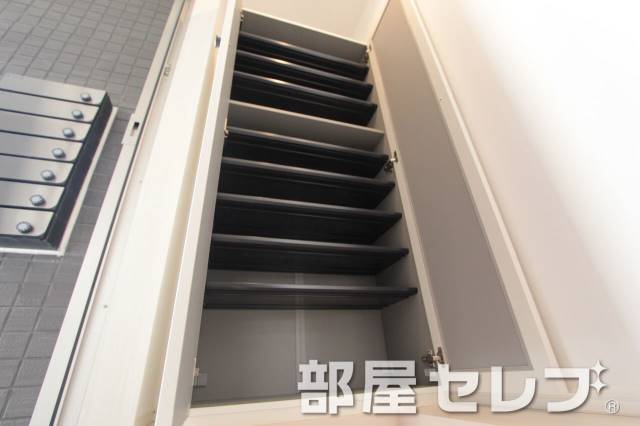 収納　収納棚も沢山付いている下駄箱です。