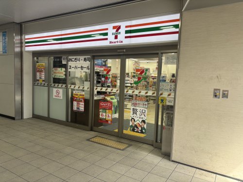 コンビニ　セブン-イレブン ハートインＪＲ鴫野駅改札口店（コンビニ）まで215m