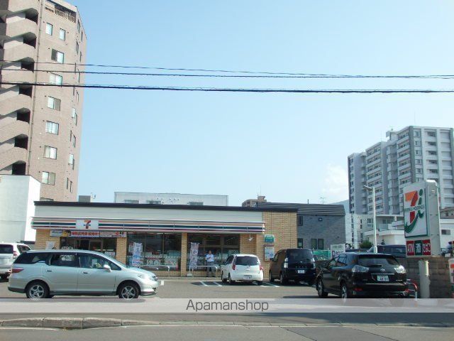コンビニ　セブンイレブン（コンビニ）まで251m