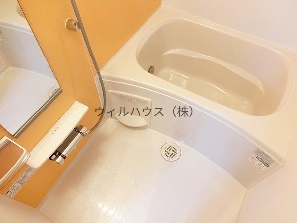 バス・シャワールーム　浴室乾燥機、追い焚き機能付きバス！