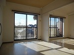 居室・リビング　南西向き２室の明るい洋室