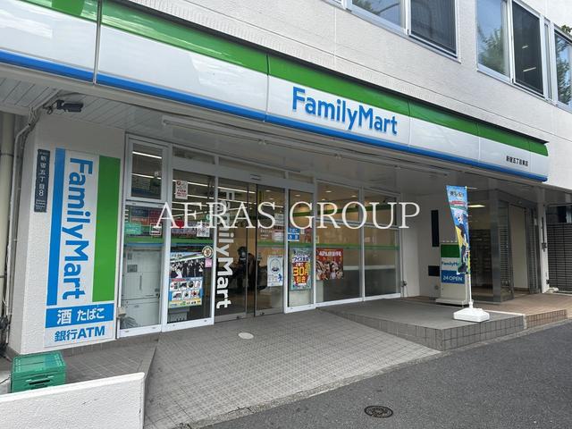 コンビニ　ファミリーマート 新宿五丁目東店（コンビニ）まで166m
