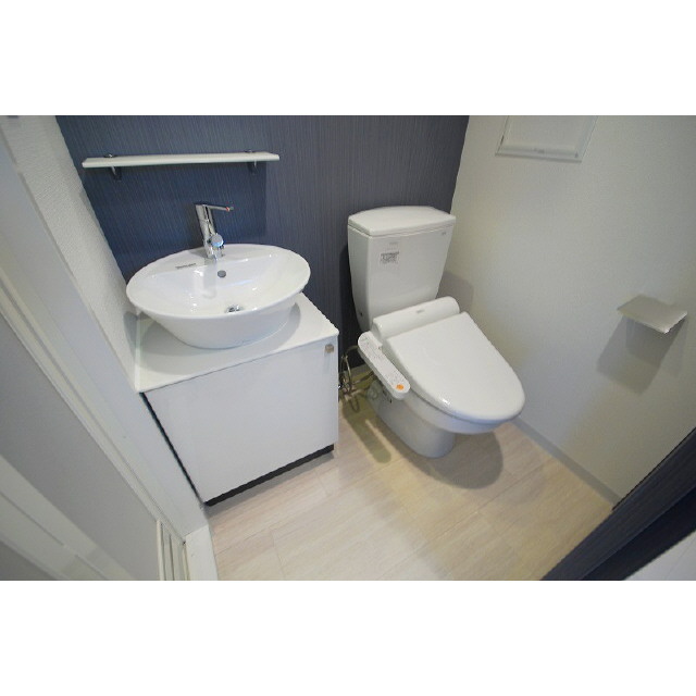 トイレ　落ち着いた色調のトイレです