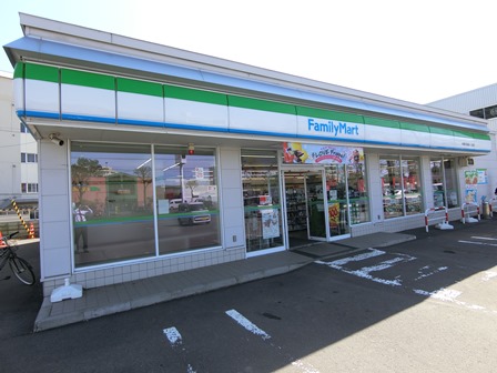 コンビニ　ファミリーマート札幌大谷地西1丁目店（コンビニ）まで304m