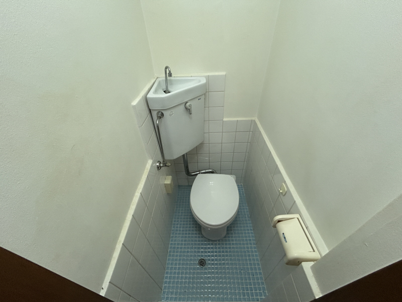 山陽新幹線 西明石駅 徒歩6分 3階建 築52年のトイレ写真