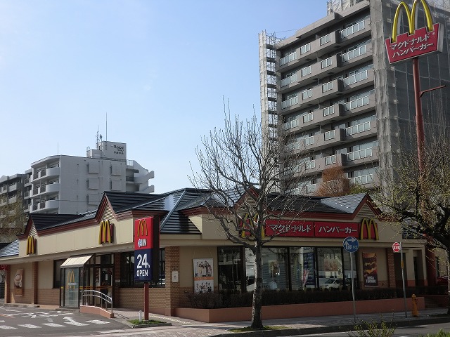 飲食店　マクドナルド平岸店（飲食店）まで530m