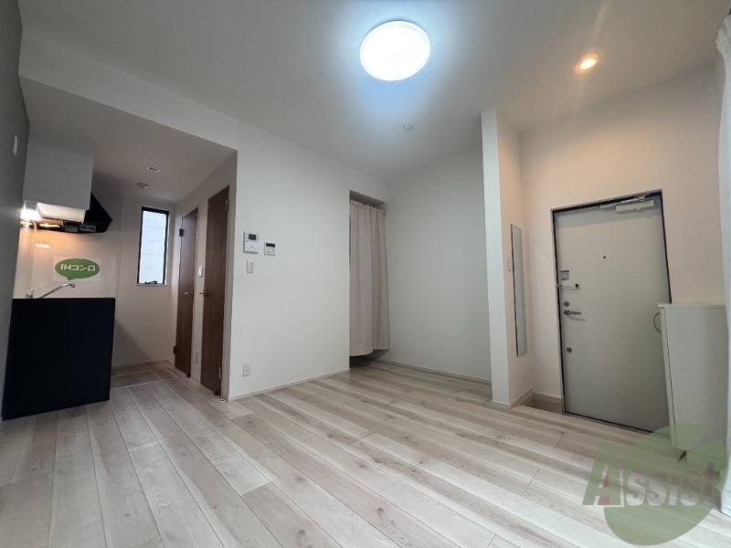居室・リビング　リビングは奥行きがあり、白基調でとても見やすい部屋です
