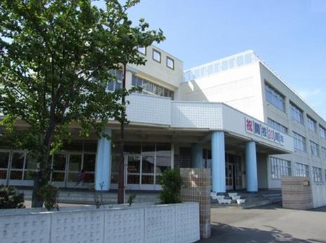 小学校　札幌市立新発寒小学校（小学校）まで477m