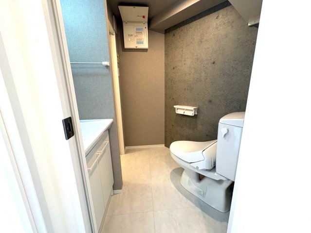 トイレ　落ち着いた色調のトイレです