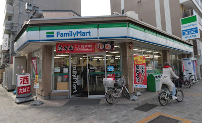 コンビニ　ファミリーマート 名古屋新栄二丁目店（コンビニ）まで112m