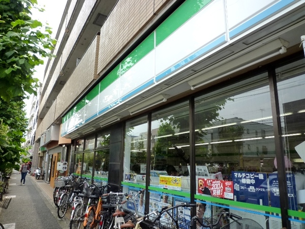 コンビニ　ファミリーマート新代田駅前店（コンビニ）まで134m