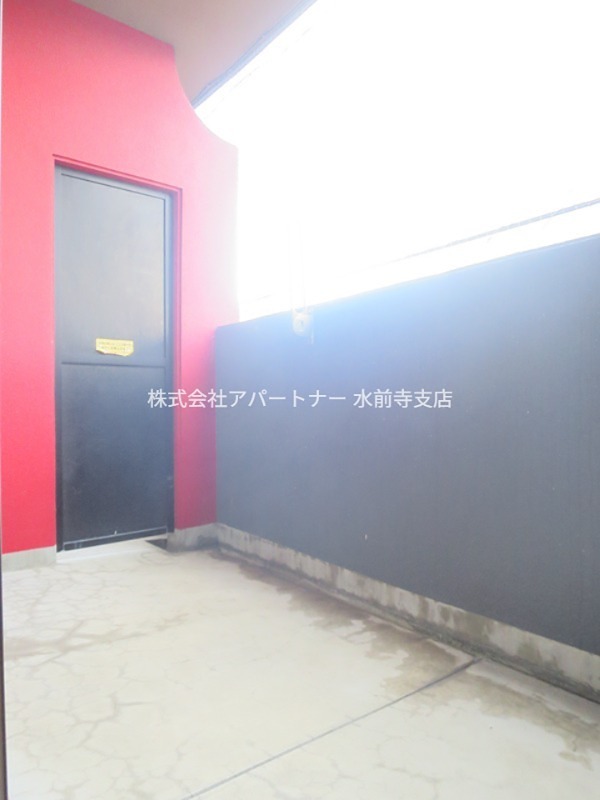 バルコニー　広いベランダには便利な物干し金具つきです！