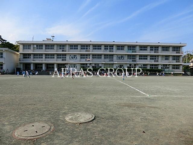 小学校　鎌倉市立腰越小学校（小学校）まで735m