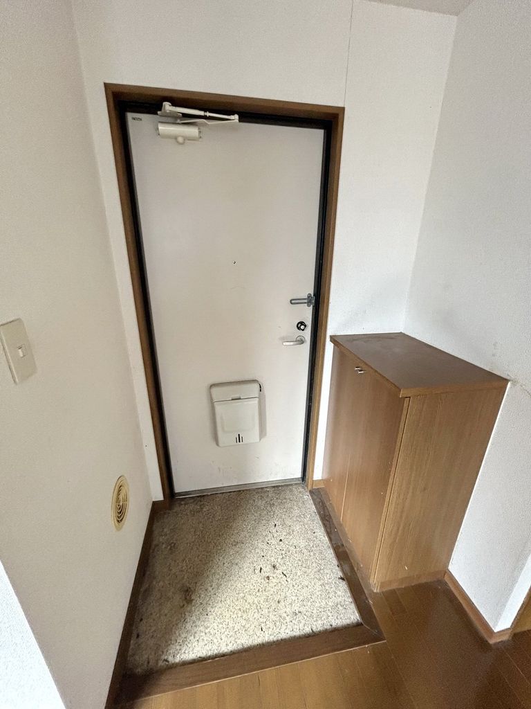 玄関　※同お建物の同フロア同間取りの反転部屋です。イメージです。