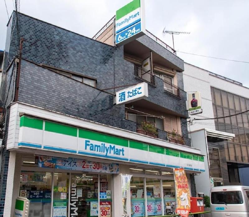 コンビニ　ファミリーマート（コンビニ）まで500m