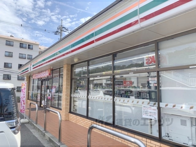 コンビニ　セブンイレブン生駒東菜畑店（コンビニ）まで550m