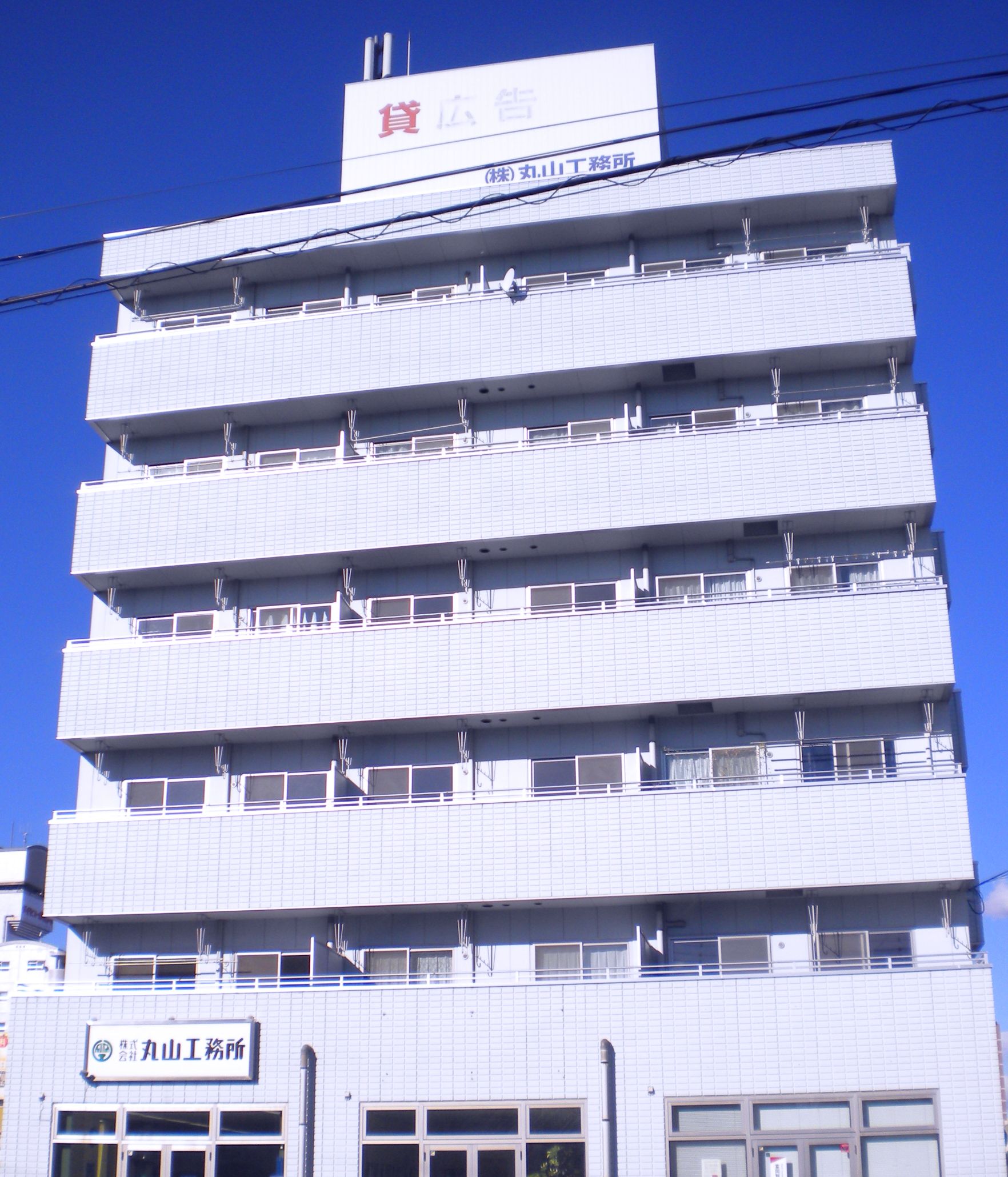 建物外観　高崎駅西口から徒歩１０分！水色６階建てマンションです♪