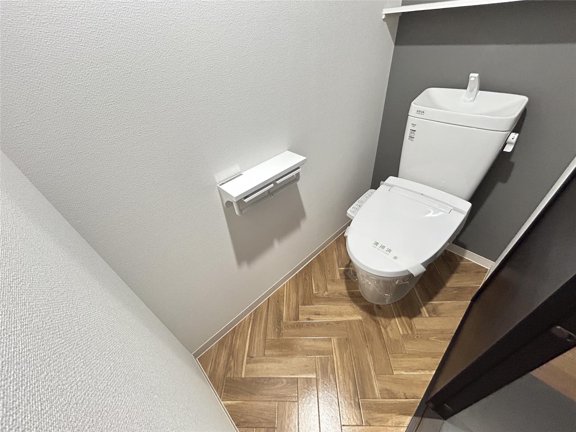 トイレ　小物などが置けるトイレットペーパーホルダー付きです